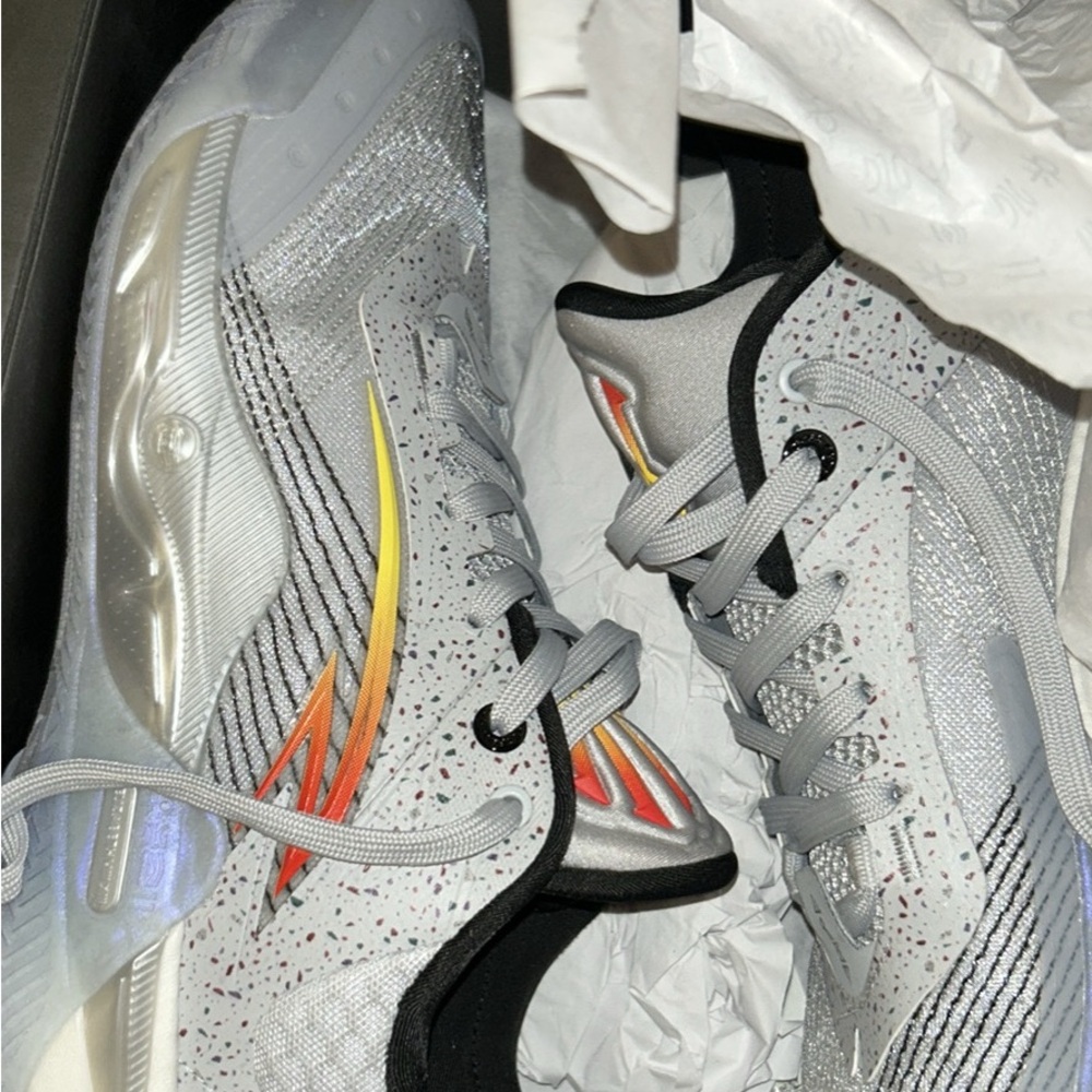 Anti ky Stylish Gray Sneakers with Colorful Accents